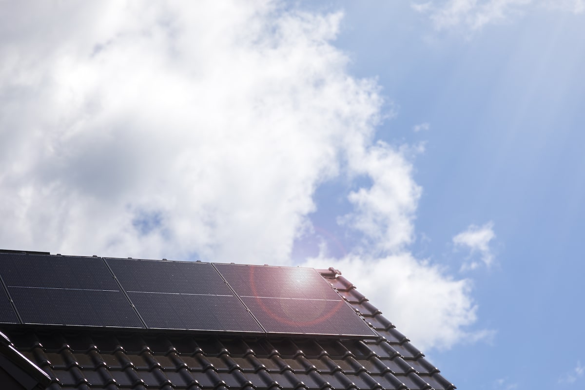 Photovoltaikmodul auf dem Dach eines Gebäudes